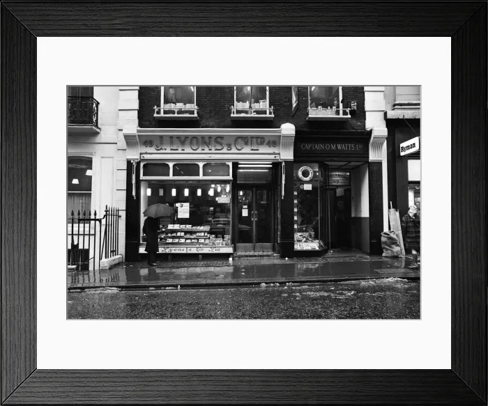 Framed Print : Lyons Tea Shop, which is to close, Albemarle Street, London. 20th February 1969