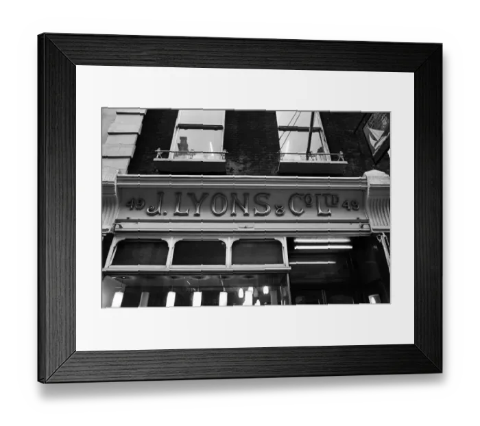 Framed Print : Lyons Tea Shop, which is to close, Albemarle Street, London. 20th February 1969