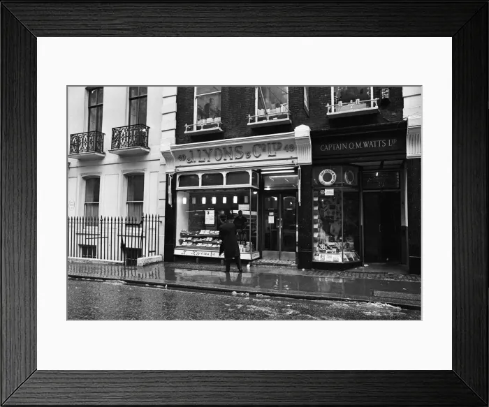 Framed Print : Lyons Tea Shop, which is to close, Albemarle Street, London. 20th February 1969