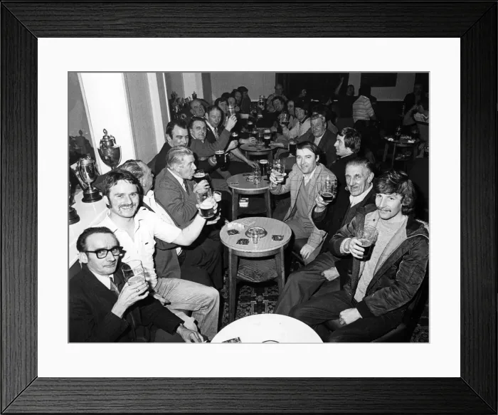 Framed Print : Interior of a social club in Teesside. 8th January 1982