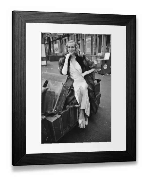 Framed Print : Cybill Shepherd pictured on the set of The Lady Vanishes Framed Print : Cybill Shepherd pictured on the set of The Lady Vanishes