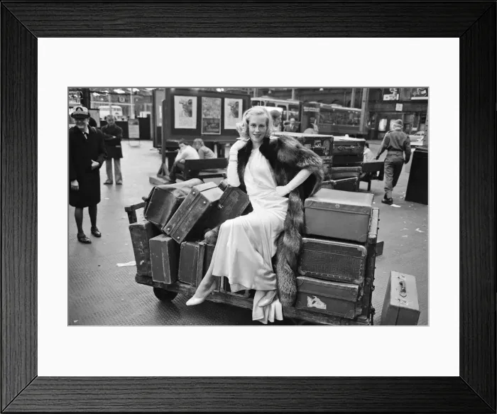 Framed Print : Cybill Shepherd pictured on the set of The Lady Vanishes Framed Print : Cybill Shepherd pictured on the set of The Lady Vanishes