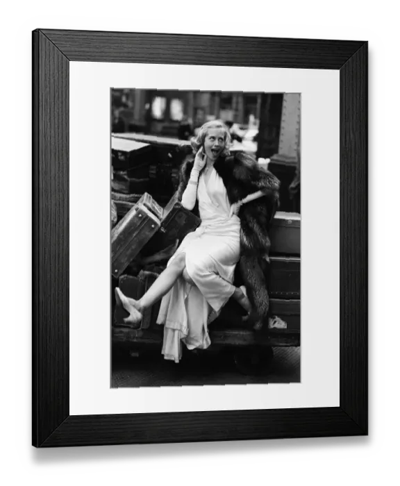 Framed Print : Cybill Shepherd pictured on the set of The Lady Vanishes Framed Print : Cybill Shepherd pictured on the set of The Lady Vanishes