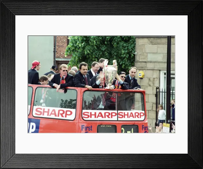 Framed Print : Manchester United celebrate winning the treble as the jubilant team make their way