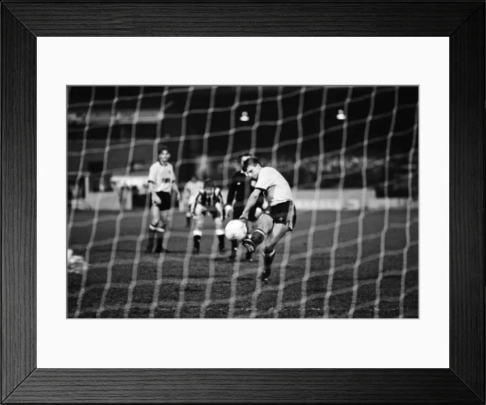 Framed Print : Watford v Newcastle United, FA Cup 3rd round replay, final score 2-2. 10th January 1989 Framed Print : Watford v Newcastle United, FA Cup 3rd round replay, final score 2-2. 10th January 1989