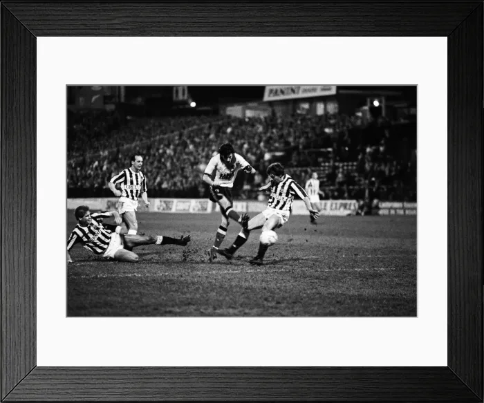 Framed Print : Watford v Newcastle United, FA Cup 3rd round replay, final score 2-2. 10th January 1989 Framed Print : Watford v Newcastle United, FA Cup 3rd round replay, final score 2-2. 10th January 1989