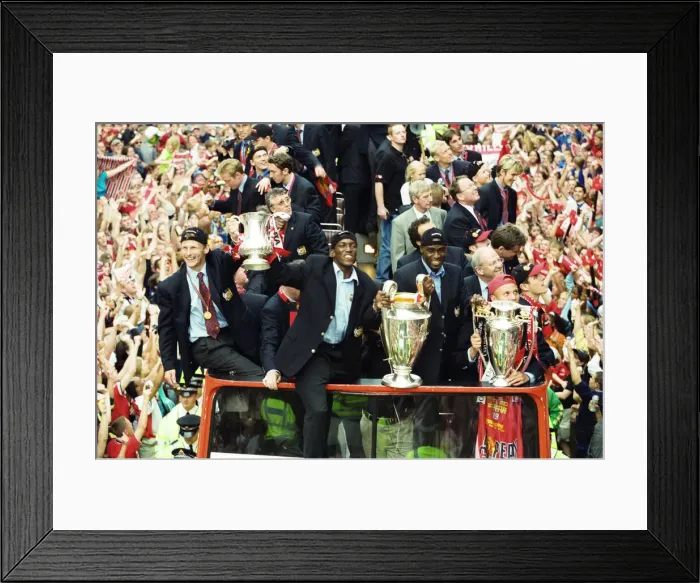 Framed Print : Manchester United celebrate winning the treble as the jubilant team make their way Framed Print : Manchester United celebrate winning the treble as the jubilant team make their way