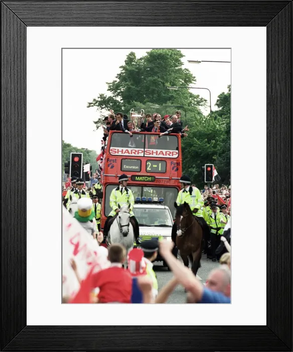 Framed Print : Manchester United celebrate winning the treble as the jubilant team make their way Framed Print : Manchester United celebrate winning the treble as the jubilant team make their way