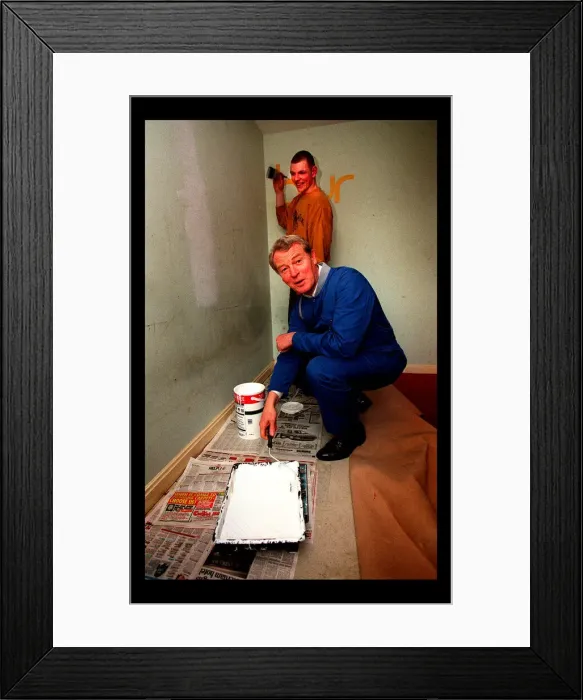 Framed Print : PADDY ASHDOWN MP FEBRUARY 1998 LIB DEM LEADER IN THE NEW HOME FOR THE HOMELESS IN