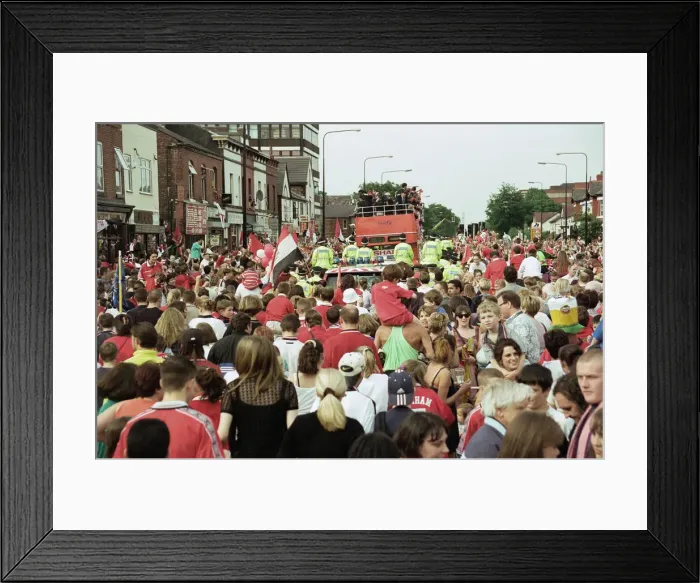 Framed Print : Manchester United celebrate winning the treble as the jubilant team make their way Framed Print : Manchester United celebrate winning the treble as the jubilant team make their way