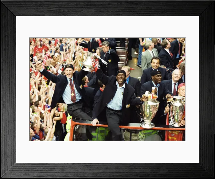 Framed Print : Manchester United celebrate winning the treble as the jubilant team make their way Framed Print : Manchester United celebrate winning the treble as the jubilant team make their way