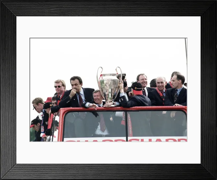 Framed Print : Manchester United celebrate winning the treble as the jubilant team make their way Framed Print : Manchester United celebrate winning the treble as the jubilant team make their way