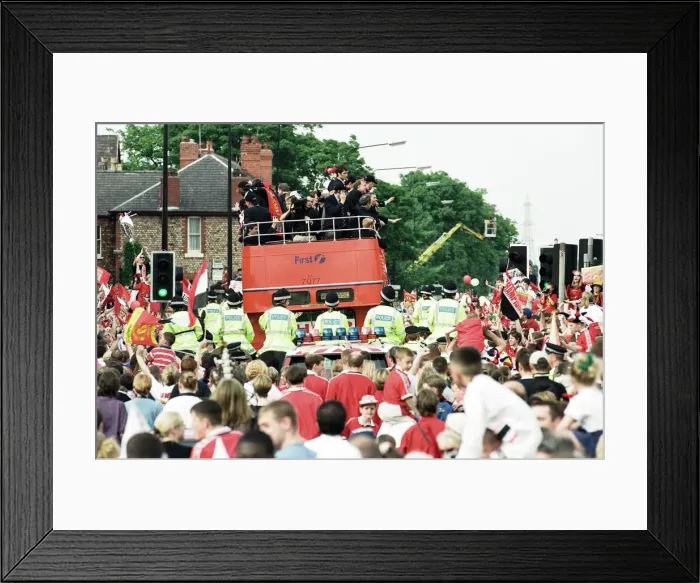 Framed Print : Manchester United celebrate winning the treble as the jubilant team make their way Framed Print : Manchester United celebrate winning the treble as the jubilant team make their way