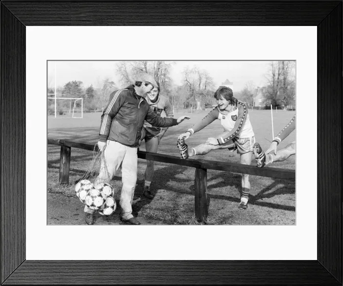 Framed Print : Norwich City F. C. are seen training today ahead of their game against Spurs Framed Print : Norwich City F. C. are seen training today ahead of their game against Spurs
