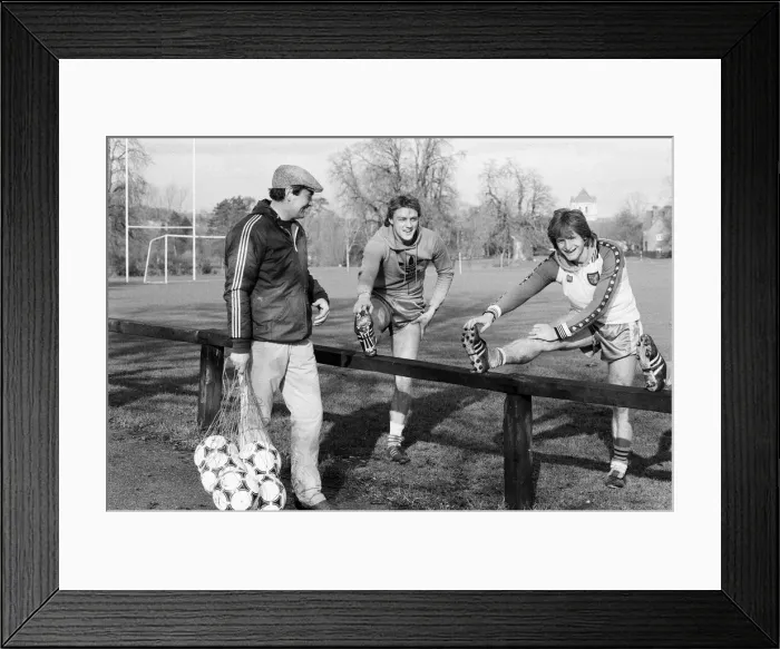 Framed Print : Norwich City F. C. are seen training today ahead of their game against Spurs Framed Print : Norwich City F. C. are seen training today ahead of their game against Spurs