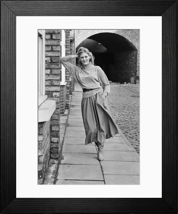 Framed Print : Actor Sarah Lancashire in a 1987 photo shoot on the cobbles of the set of Coronation