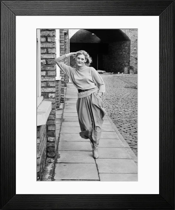 Framed Print : Actor Sarah Lancashire in a 1987 photo shoot on the cobbles of the set of Coronation Framed Print : Actor Sarah Lancashire in a 1987 photo shoot on the cobbles of the set of Coronation
