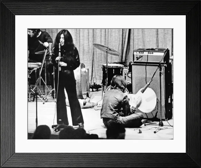 Framed Print : John Lennon and Yoko Ono appear at The Natural Music Concert, Lady Mitchell Hall