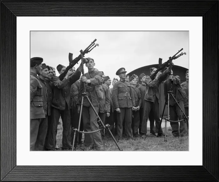Framed Print : Militiamen under going training with a Bren light machine gun at the South Staffordshire Framed Print : Militiamen under going training with a Bren light machine gun at the South Staffordshire