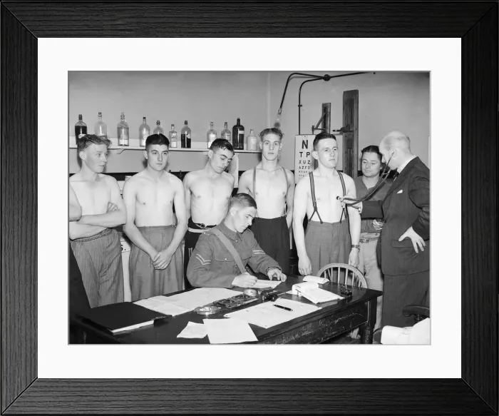 Framed Print : Militiamen reporting for training at the South Staffordshire Regiment Training Depot Framed Print : Militiamen reporting for training at the South Staffordshire Regiment Training Depot