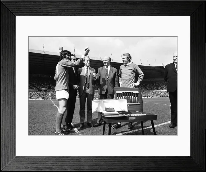 Framed Print : Manchester United 2-0 Burnley, Division One league match at Old Trafford Framed Print : Manchester United 2-0 Burnley, Division One league match at Old Trafford