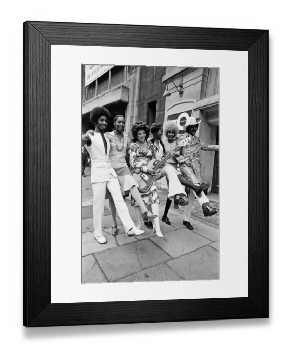 Framed Print : Joan Collins opens Extravaganza 70, an eight day festival of pop music and young fashion Framed Print : Joan Collins opens Extravaganza 70, an eight day festival of pop music and young fashion