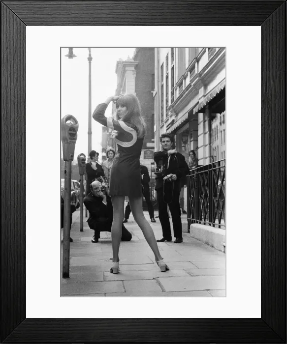 Framed Print : Pattie Boyd returns to modelling for the first time since her marriage to George Harrison Framed Print : Pattie Boyd returns to modelling for the first time since her marriage to George Harrison