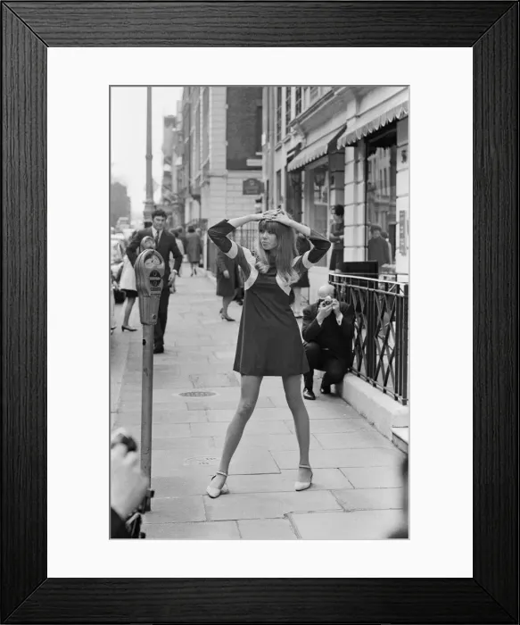 Framed Print : Pattie Boyd returns to modelling for the first time since her marriage to George Harrison Framed Print : Pattie Boyd returns to modelling for the first time since her marriage to George Harrison