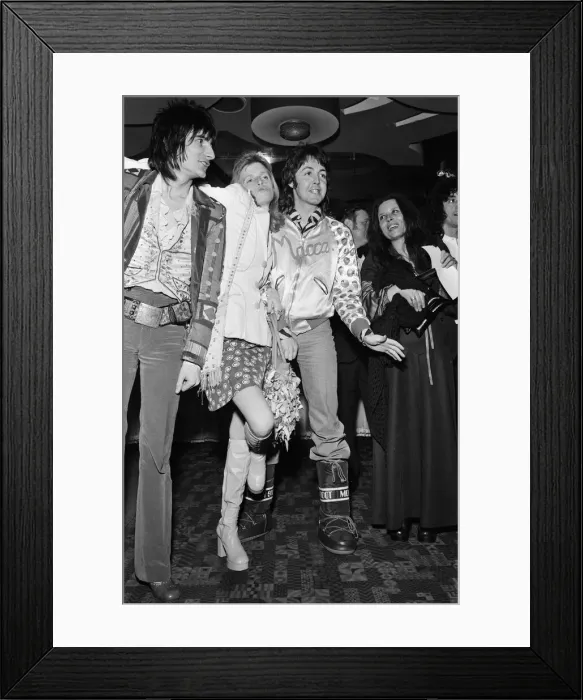 Framed Print : Paul McCartney and his wife Linda McCartney attend the film premiere of Lady Sings Framed Print : Paul McCartney and his wife Linda McCartney attend the film premiere of Lady Sings