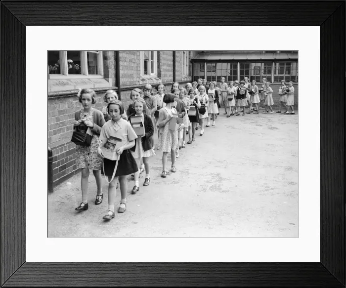 Framed Print : A gas mask lesson at Bromsgrove school 22nd September 1939 Framed Print : A gas mask lesson at Bromsgrove school 22nd September 1939