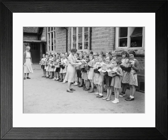 Framed Print : A gas mask lesson at Bromsgrove school 22nd September 1939 Framed Print : A gas mask lesson at Bromsgrove school 22nd September 1939