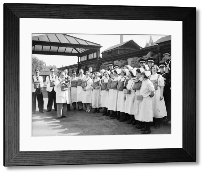 Framed Print : A gas mask lesson at Birmingham Hospital for the doctors, nurses and ambulance men Framed Print : A gas mask lesson at Birmingham Hospital for the doctors, nurses and ambulance men
