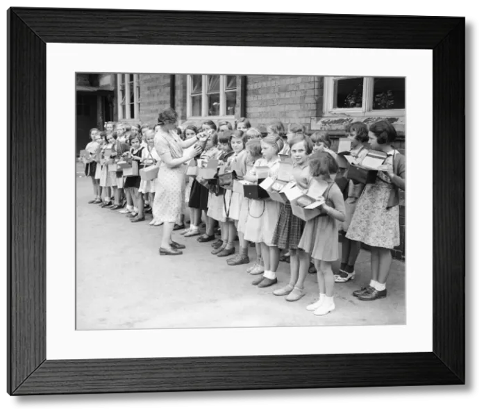 Framed Print : A gas mask lesson at Bromsgrove school 22nd September 1939 Framed Print : A gas mask lesson at Bromsgrove school 22nd September 1939