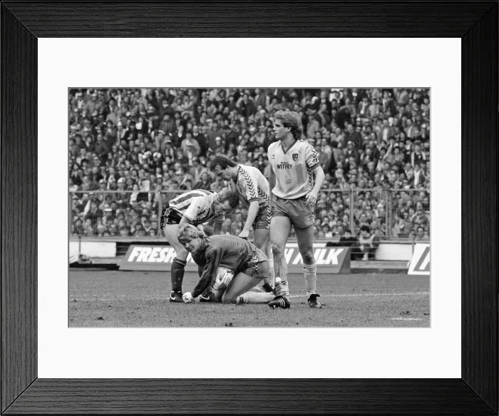 Framed Print : 1985 Milk cup final at Wembley Stadium. Final score Norwich City 1 - 0 Sunderland