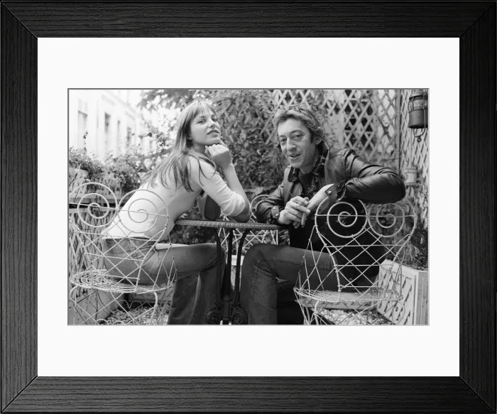 Framed Print : Jane Birkin & Serge Gainsbourg, pictured together at home in Paris, France