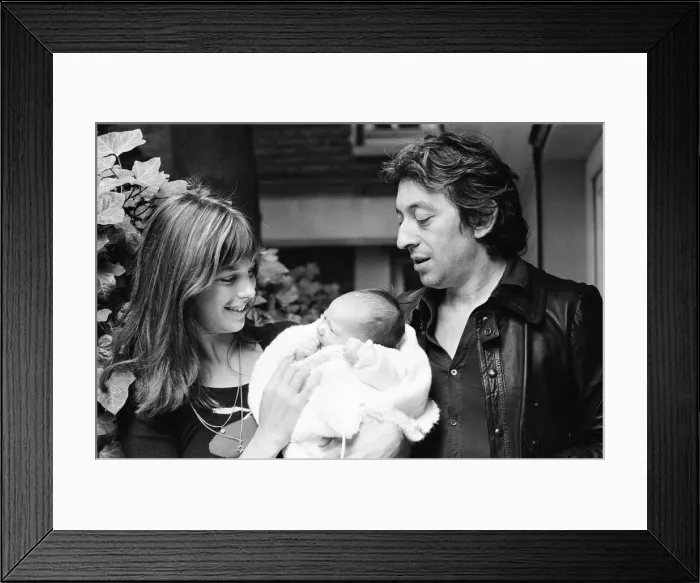 Framed Print : Jane Birkin & Serge Gainsbourg, with their new baby daughter