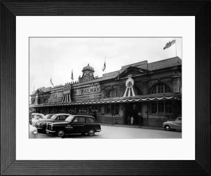 Framed Print : Cardiff Central railway station, decorated for the National Eisteddfod of Wales