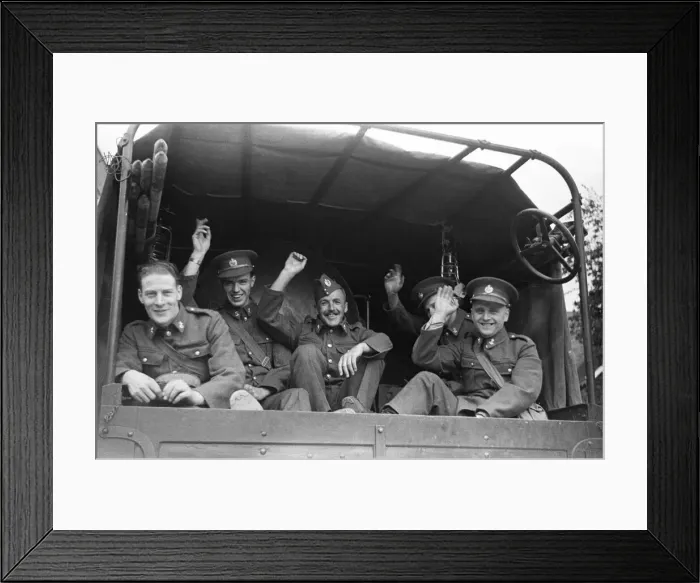 Framed Print : Soldiers of the 30th Surrey Searchlight Regiment an air defence unit of Britain Framed Print : Soldiers of the 30th Surrey Searchlight Regiment an air defence unit of Britain