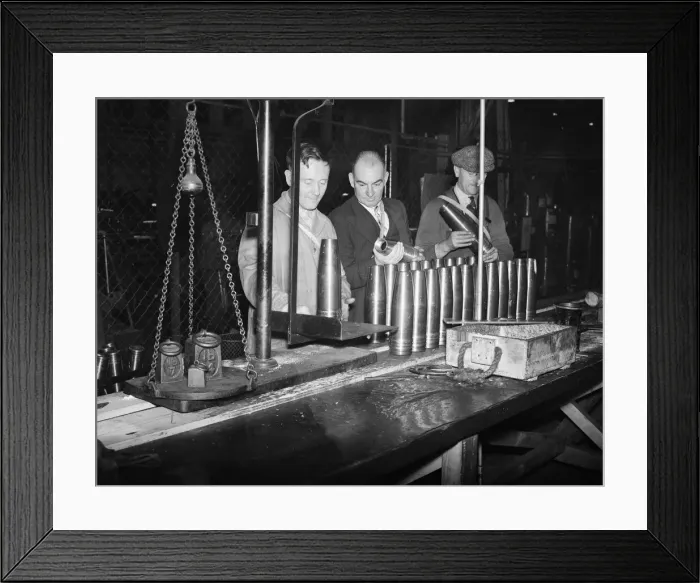 Framed Print : Midlands munitions factory 3rd October 1939 A party of London
