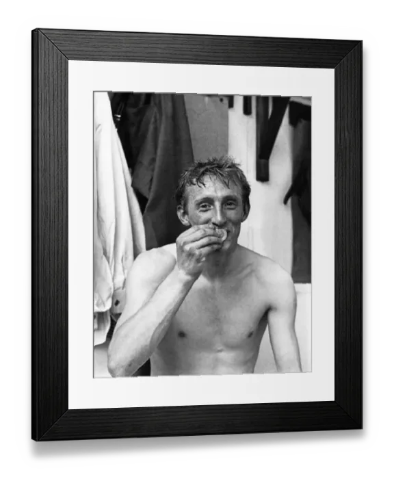 Framed Print : Denis Law kisses his FA Cup winners medal after his team Manchester United beat Leicester Framed Print : Denis Law kisses his FA Cup winners medal after his team Manchester United beat Leicester