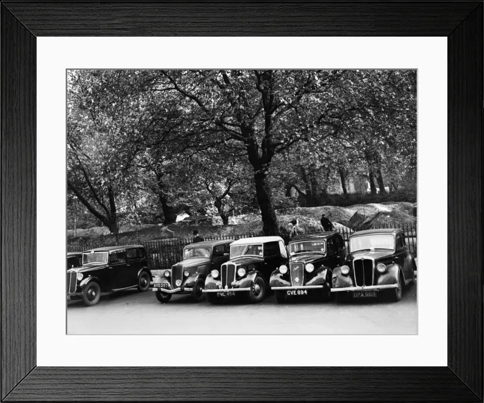 Framed Print : Workmen digging trenches to act as air raid shelters, in Lincolns Inn, London Framed Print : Workmen digging trenches to act as air raid shelters, in Lincolns Inn, London