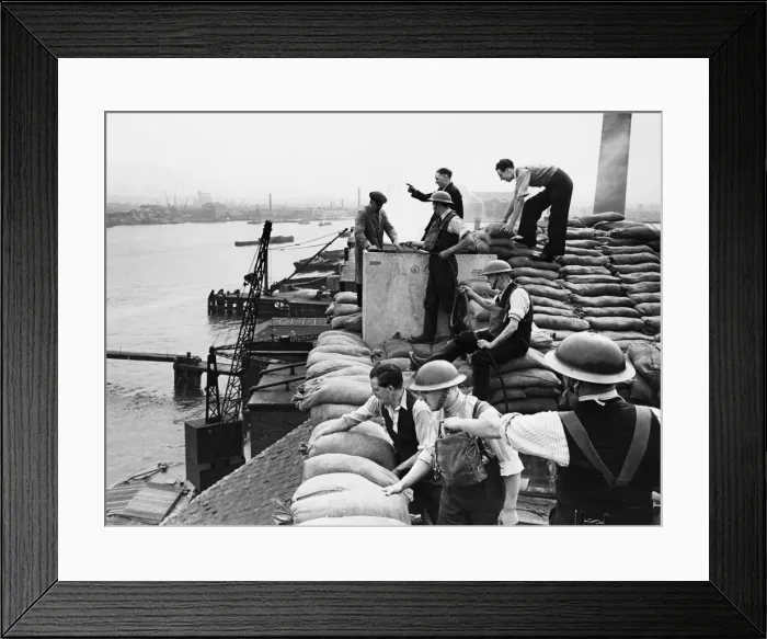 Framed Print : Men preparing part of London defence. 15th September 1939 Framed Print : Men preparing part of London defence. 15th September 1939