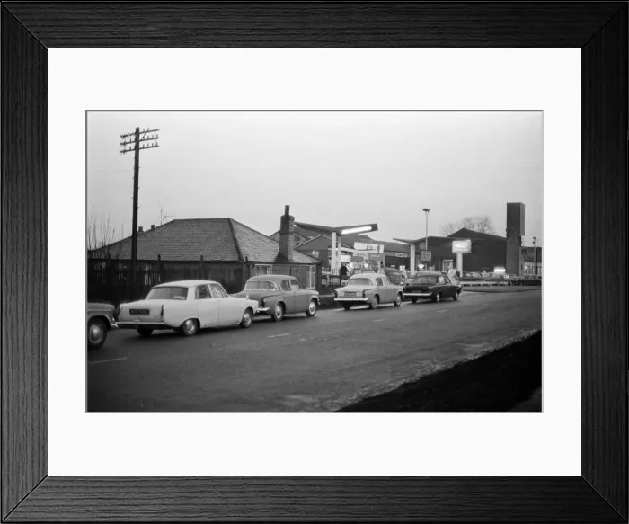 Framed Print : Petrol Queues for the Motor Mart garage on London Road. Long queues are forming in a bid Framed Print : Petrol Queues for the Motor Mart garage on London Road. Long queues are forming in a bid
