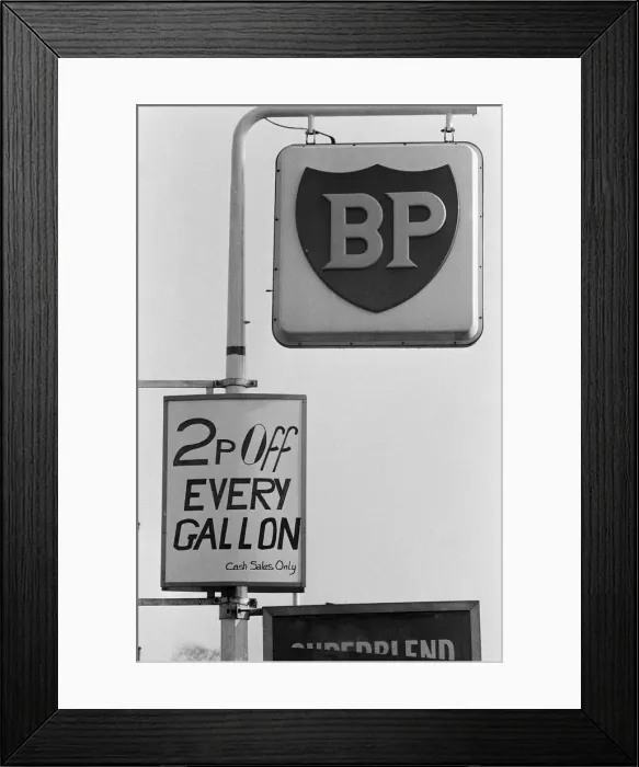 Framed Print : 2p off every gallon, cash sales only'offer at a petrol station in West Framed Print : 2p off every gallon, cash sales only'offer at a petrol station in West