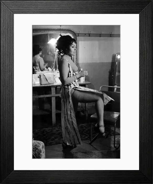 Framed Print : Cleo Laine pictured backstage at Theatre Royal, Bath, where she is appearing in the vocal Framed Print : Cleo Laine pictured backstage at Theatre Royal, Bath, where she is appearing in the vocal