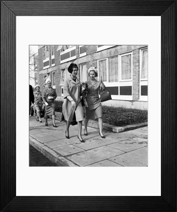 Framed Print : Princess Alexandra of Kent visits the WYCA flats at Roden Court, Hornsey Rise, London Framed Print : Princess Alexandra of Kent visits the WYCA flats at Roden Court, Hornsey Rise, London