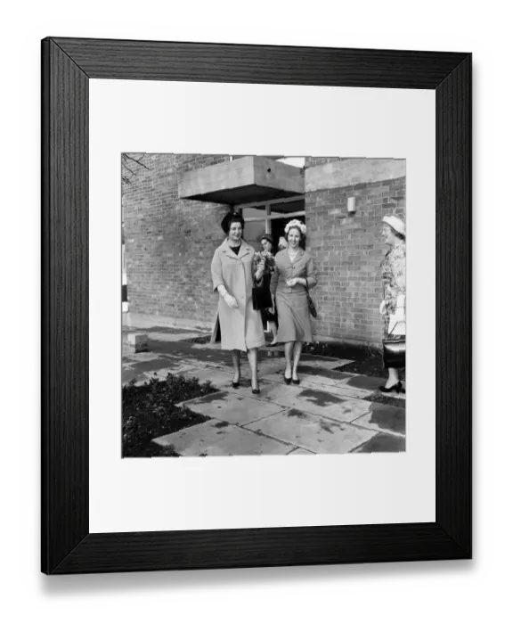Framed Print : Princess Alexandra of Kent visits the WYCA flats at Roden Court, Hornsey Rise, London Framed Print : Princess Alexandra of Kent visits the WYCA flats at Roden Court, Hornsey Rise, London