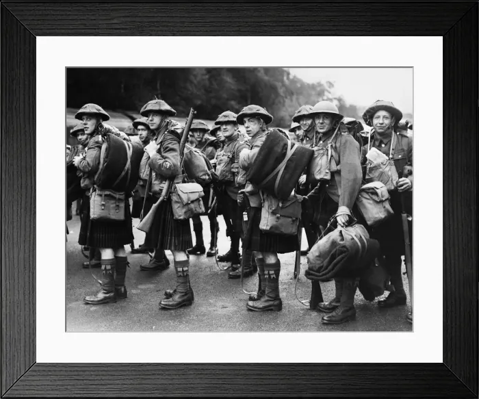 Framed Print : Unidentified Scottish Battalion of the British Expeditionary Force seen here boarding a Framed Print : Unidentified Scottish Battalion of the British Expeditionary Force seen here boarding a