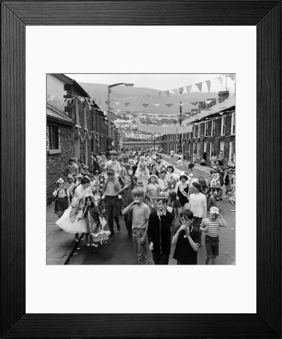 Framed Print : A street party to celebrate the Investiture of Prince Charles at Caernarfon Castle. Wales