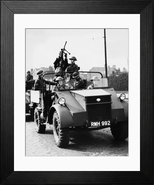 Framed Print : 9th Manchester Territorial Army recruiting drive, demonstrating the use of a Bren-Gun Framed Print : 9th Manchester Territorial Army recruiting drive, demonstrating the use of a Bren-Gun